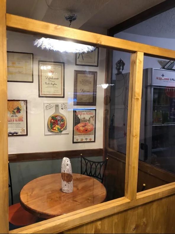 tavolo con distanziatori anti covid