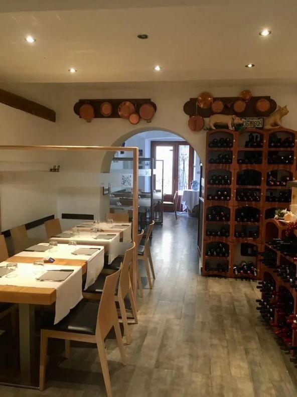 ampia sala con tavoli distanziati