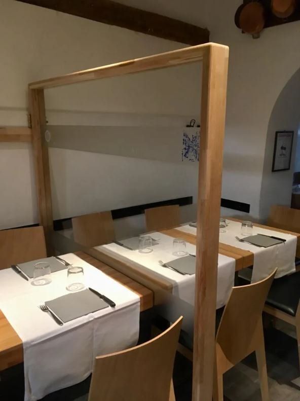 tavoli pizzeria distanziati