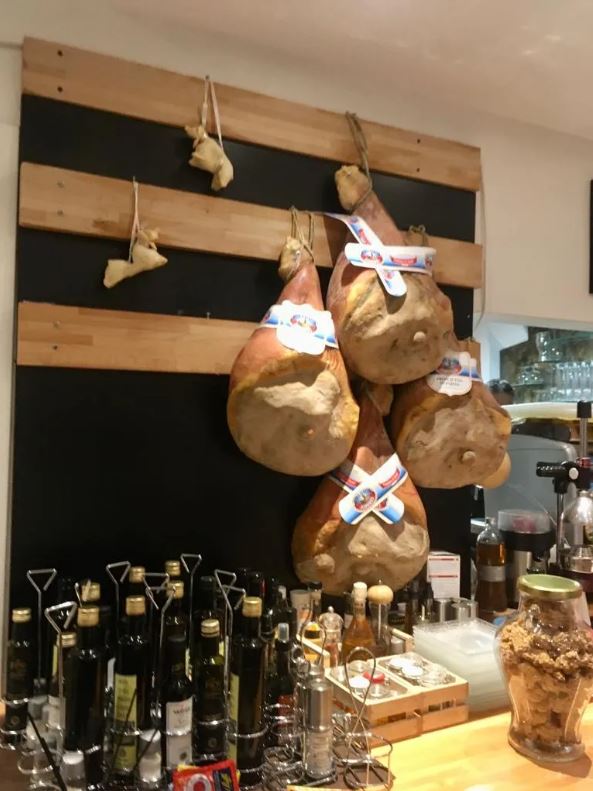 prosciutti di Parma in esposizione