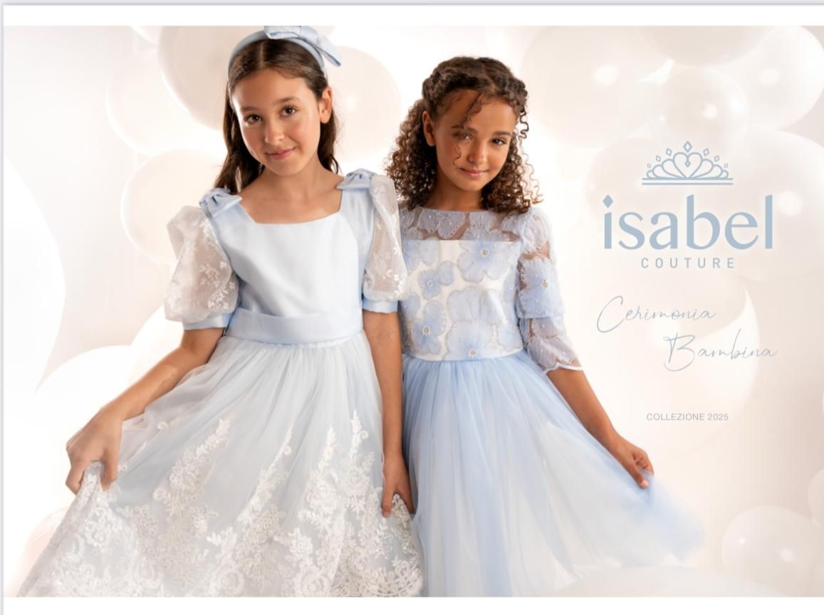 Due ragazze in abiti azzurri, sorridenti, davanti a uno sfondo sfocato, forse una pubblicità di moda.