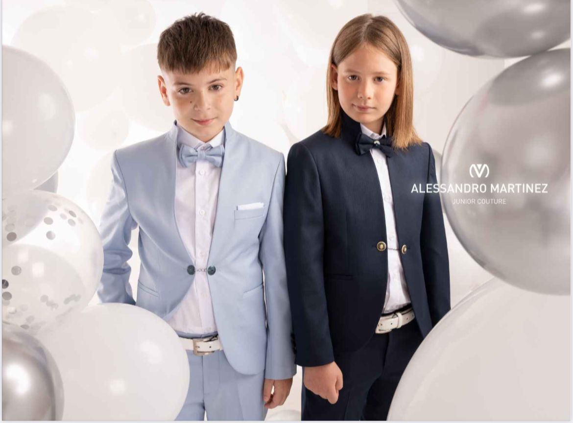 Due ragazzi in giacca e cravatta posano con dei palloncini. Uno in azzurro, l'altro in blu navy.