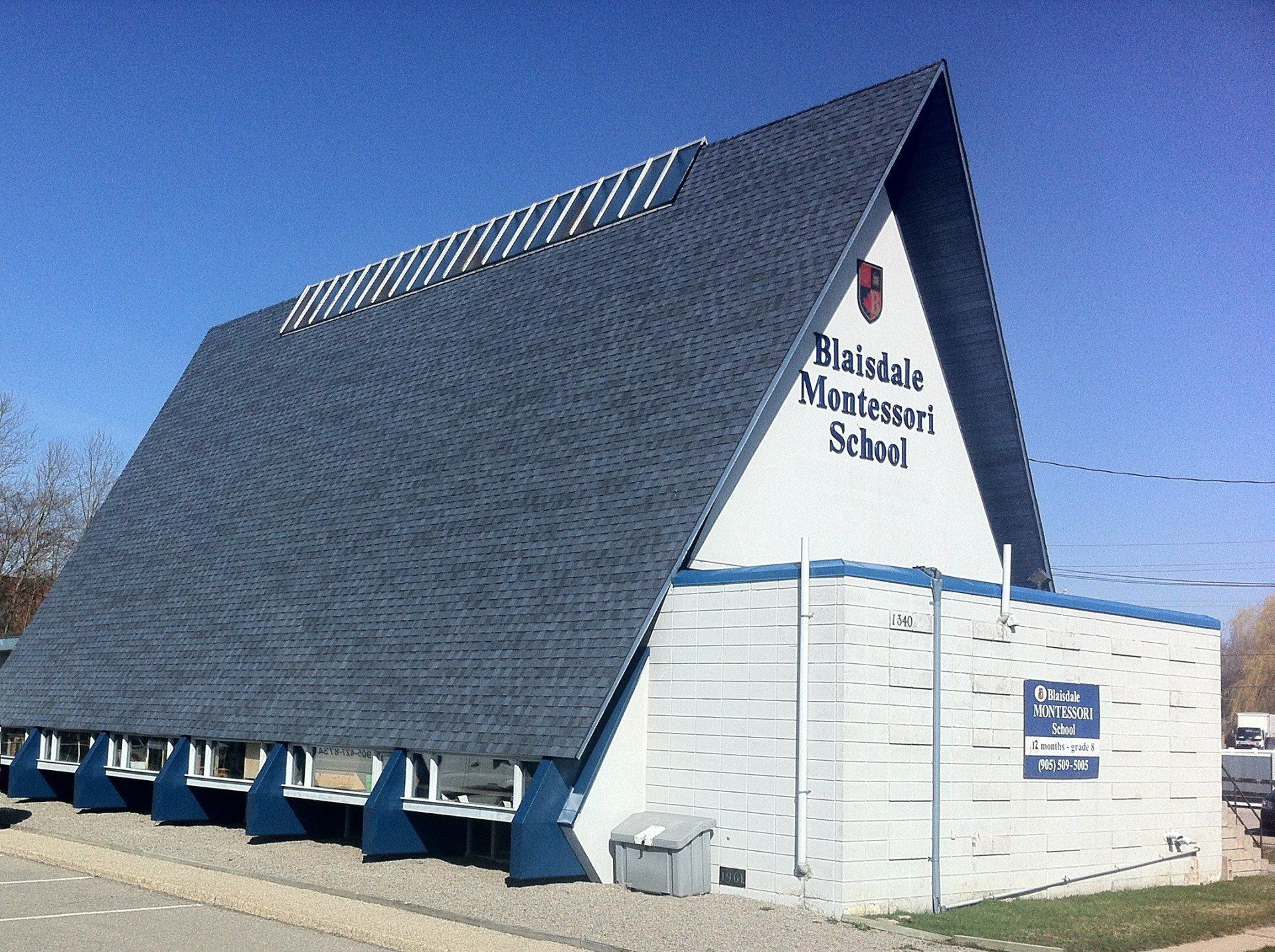 A white and blue building that says trialdale montessori school