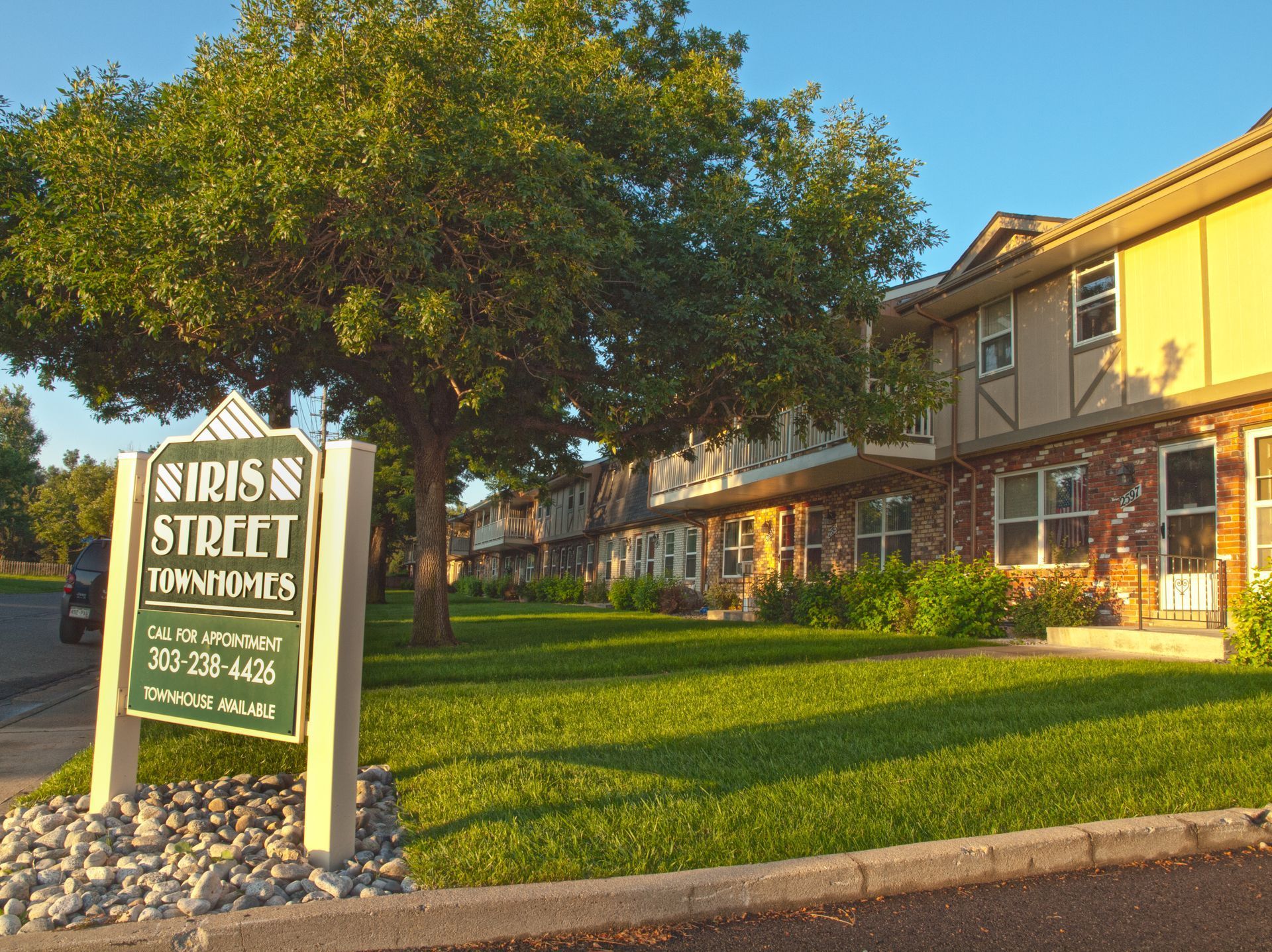A sign in front of a building that says ' swiss street townhomes ' on it