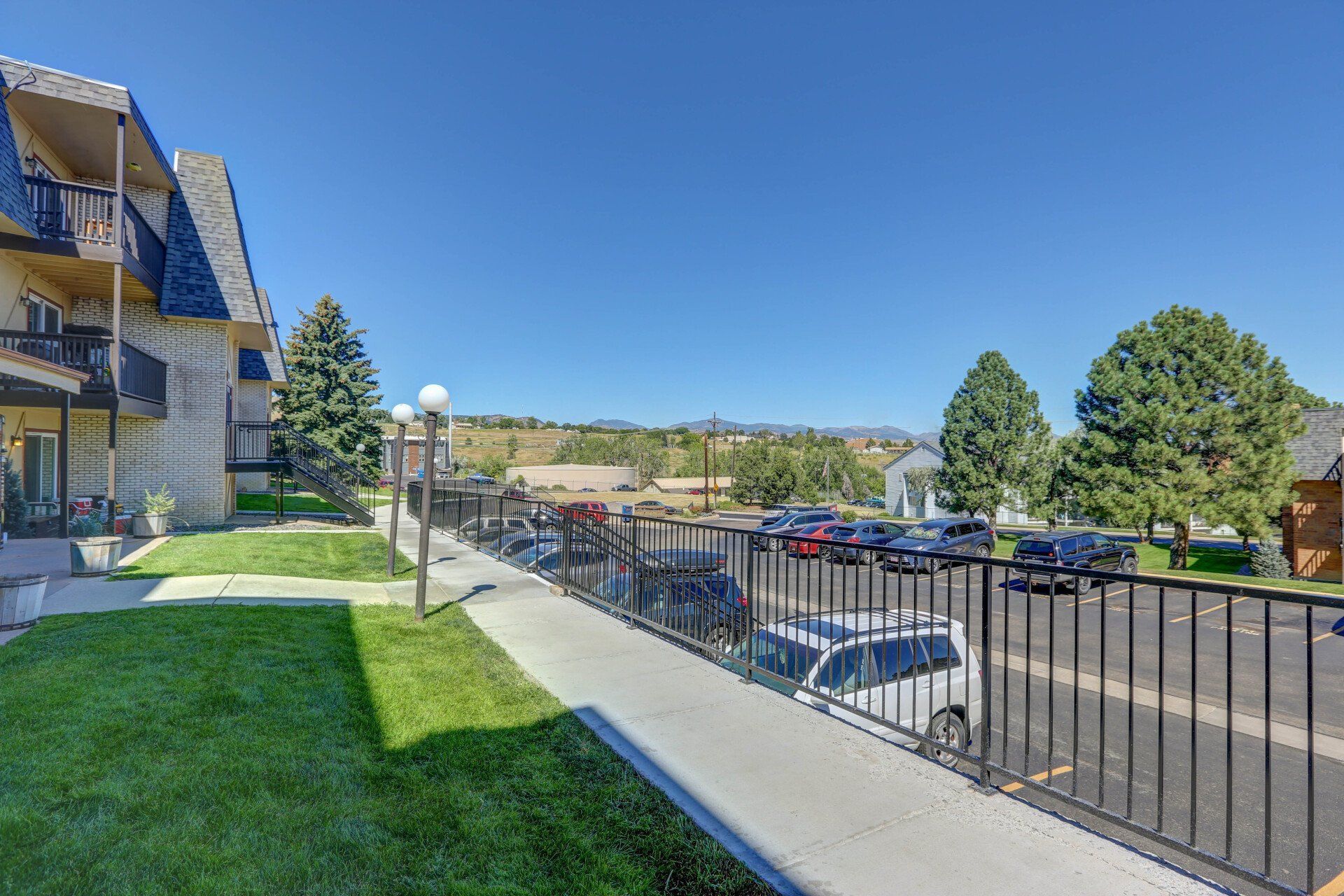 A building with a lot of cars parked in front of it.