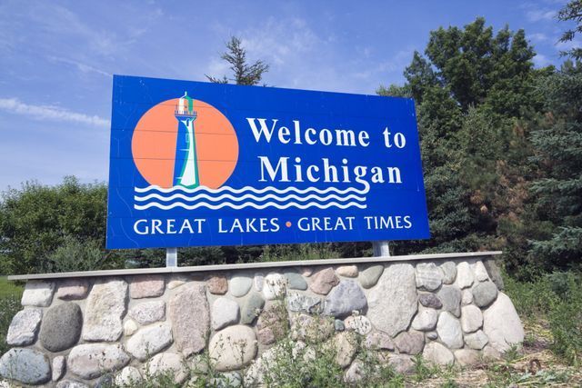 A sign that says welcome to michigan great lakes great times