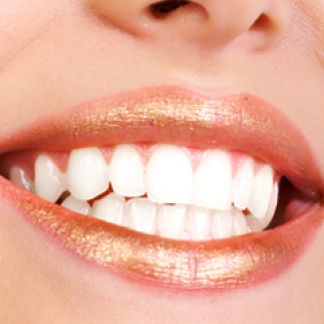 Sorriso regolare e bianco