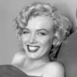 Donna con sorriso smagliante e regolare