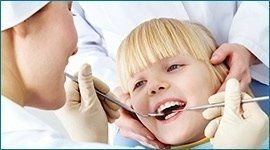 Bambina durante il controllo dentistico