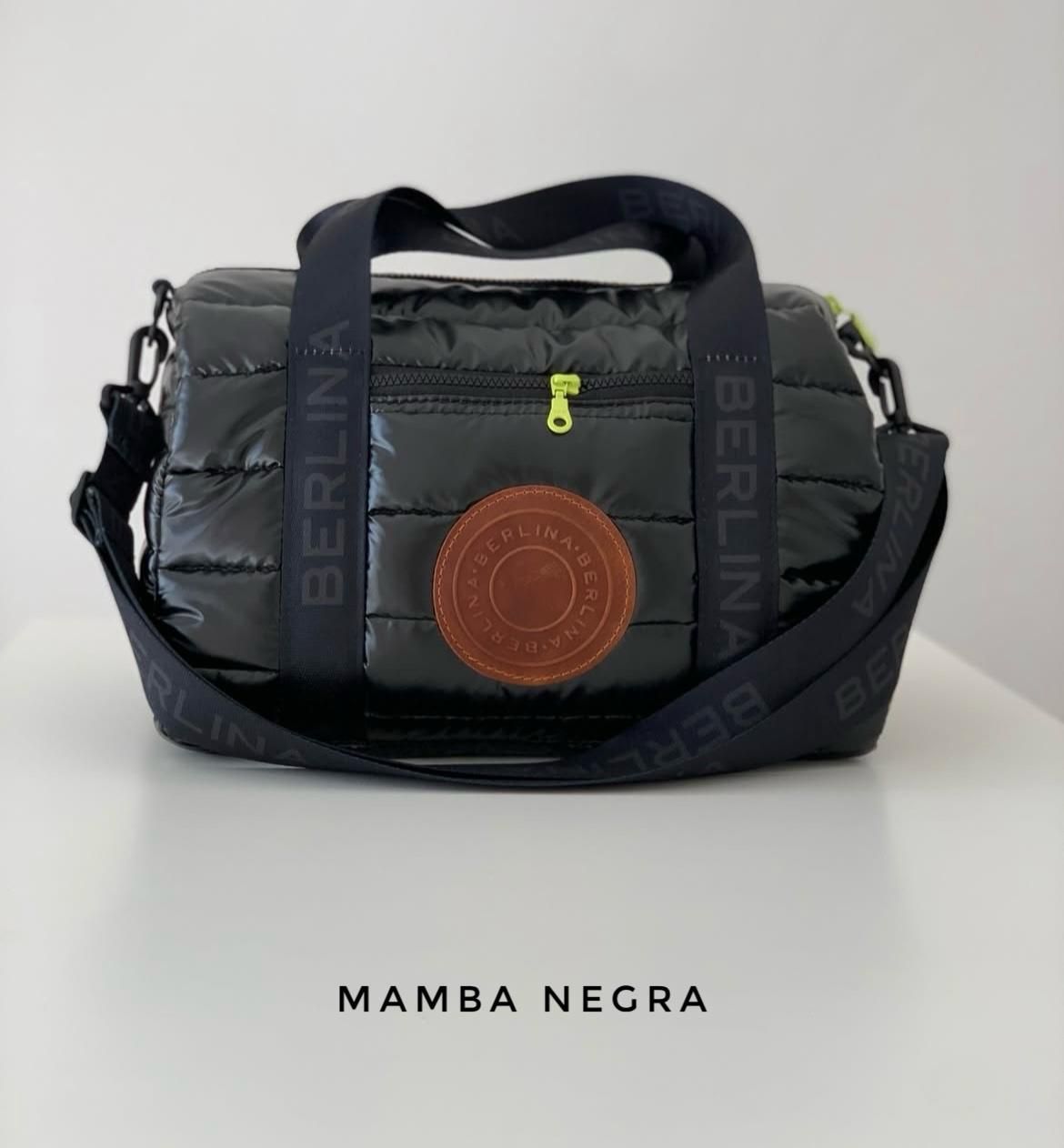 Bolso de viaje puffer negro y suela