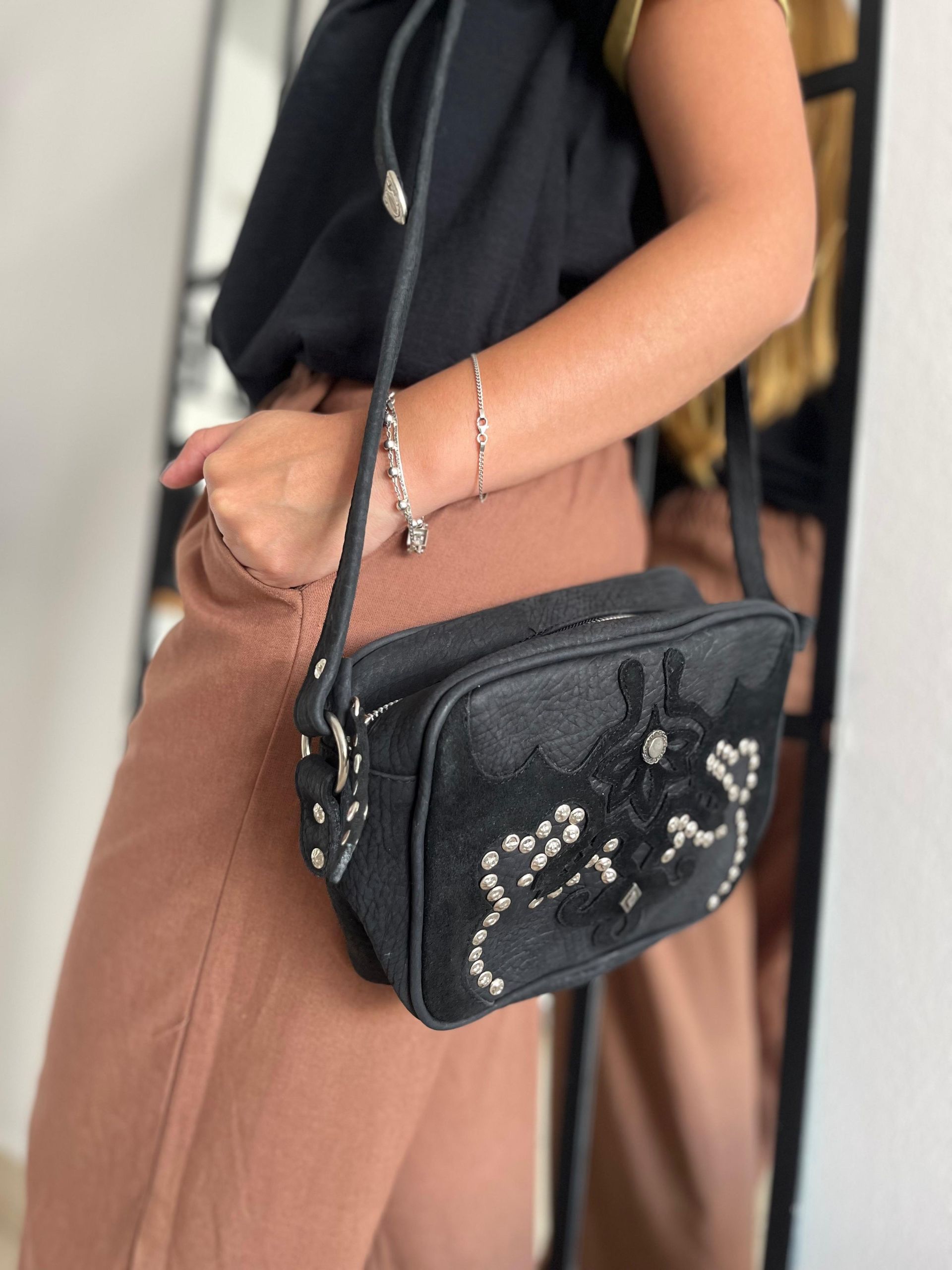 Bandolera Flor de Liz negra