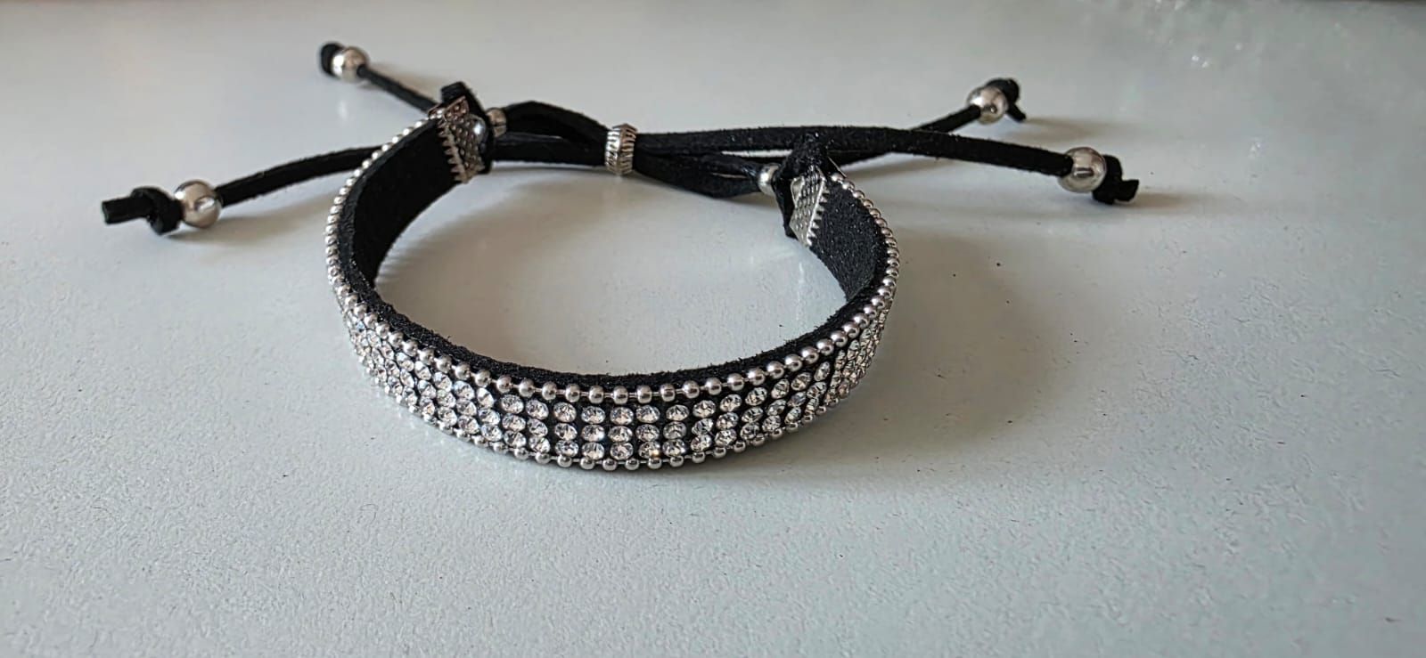 Pulsera negra cristales y circulos