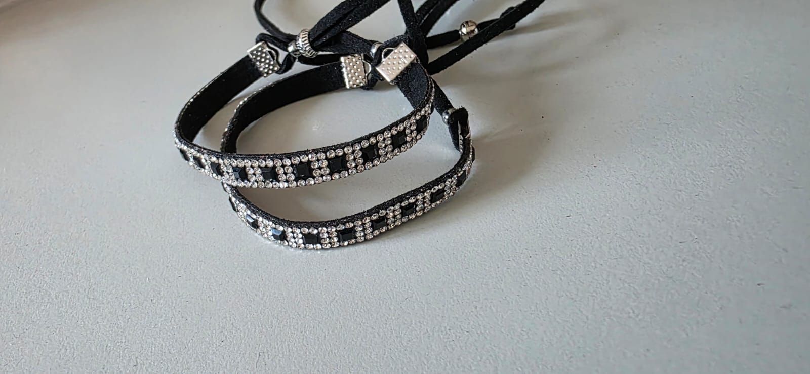 Pulsera negra cuadraditos
