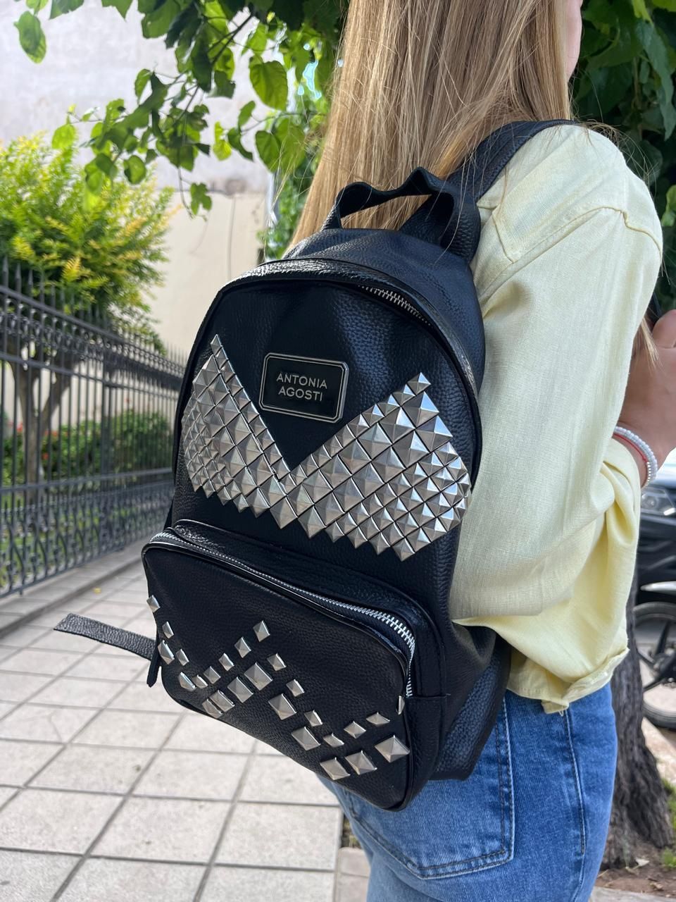 Mochila negra multi tachas plateada