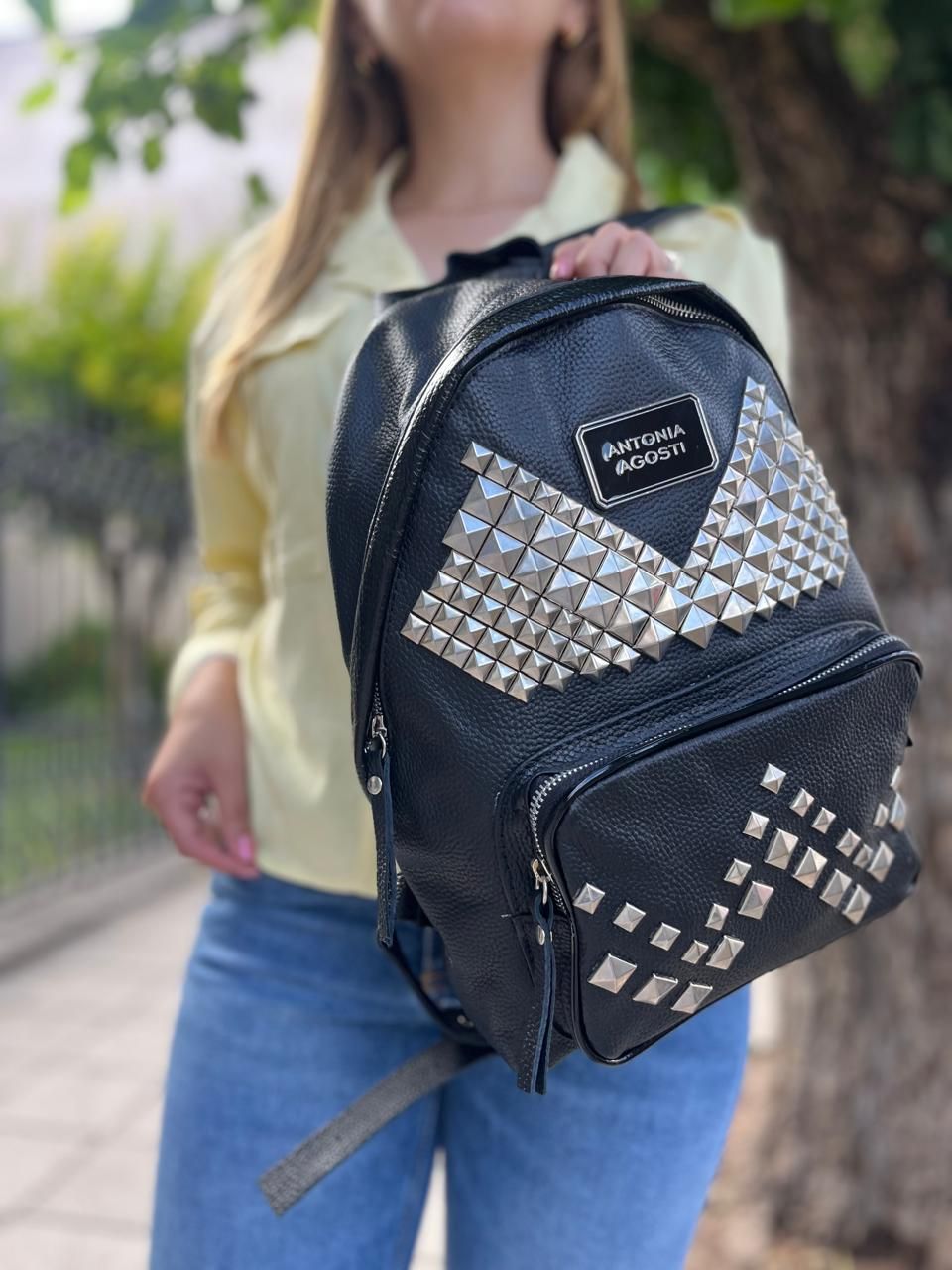 Mochila negra multi tachas plateada