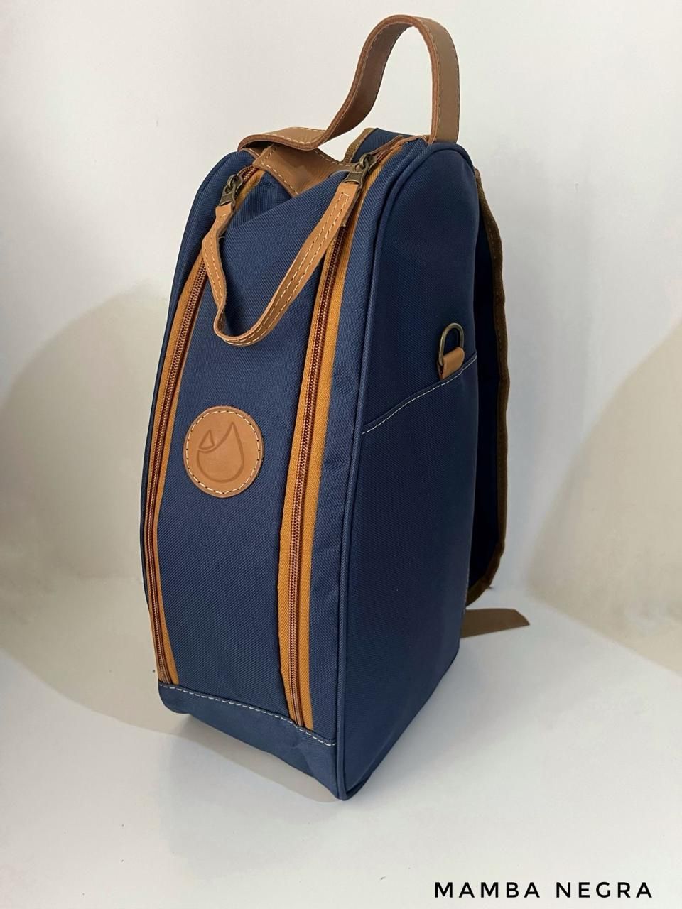 Una bolsa de aseo de tela de color azul y tostado con cierres de cremallera