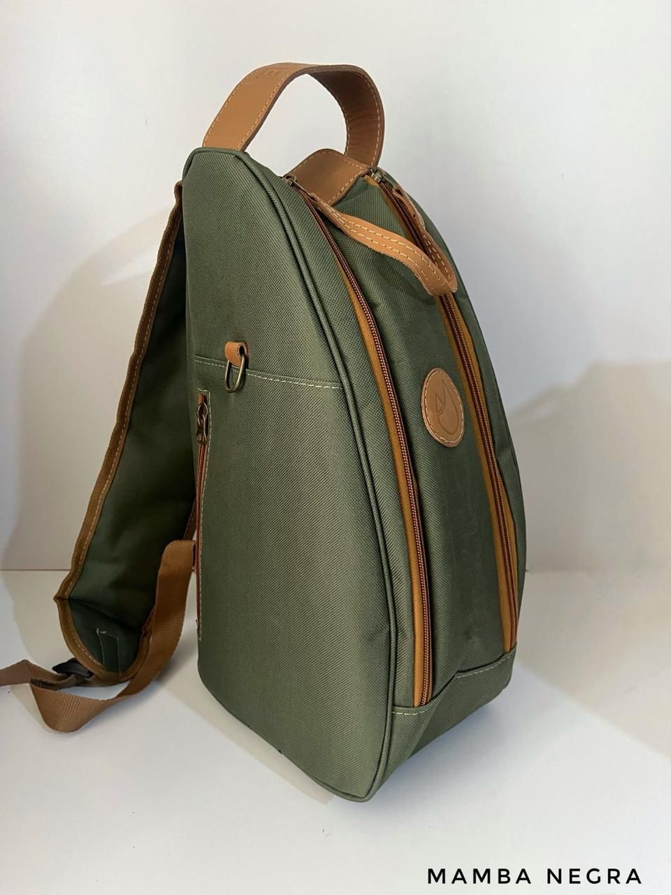 Una bolsa de tela verde para yerba mate, una bolsa de cuero color canela