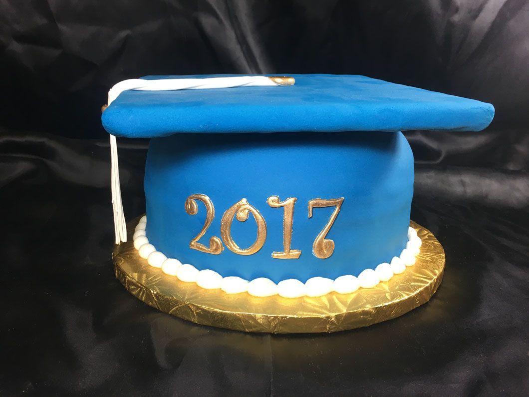graduation-themed cake