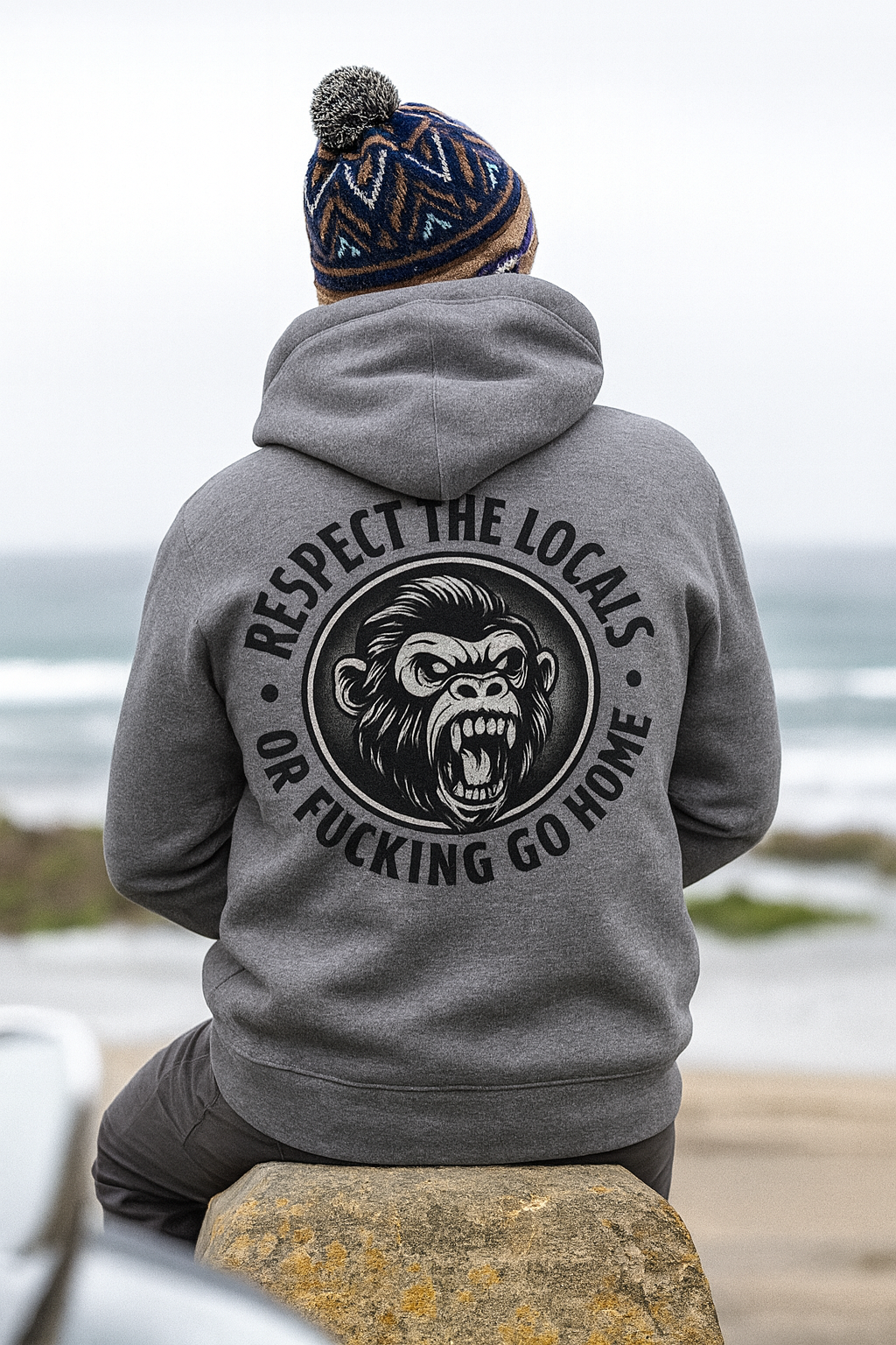 Pessoa vestindo um moletom cinza com a frase 