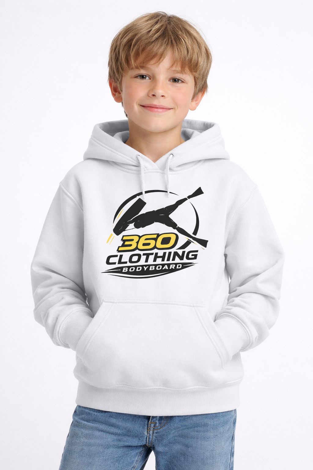 Menino com moletom branco com logo.