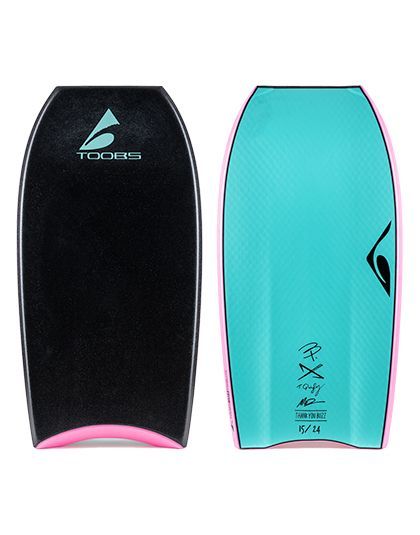 Duas vistas de uma prancha de bodyboard: parte superior preta com bordas rosa, parte inferior azul-turquesa com bordas rosa e logotipo.