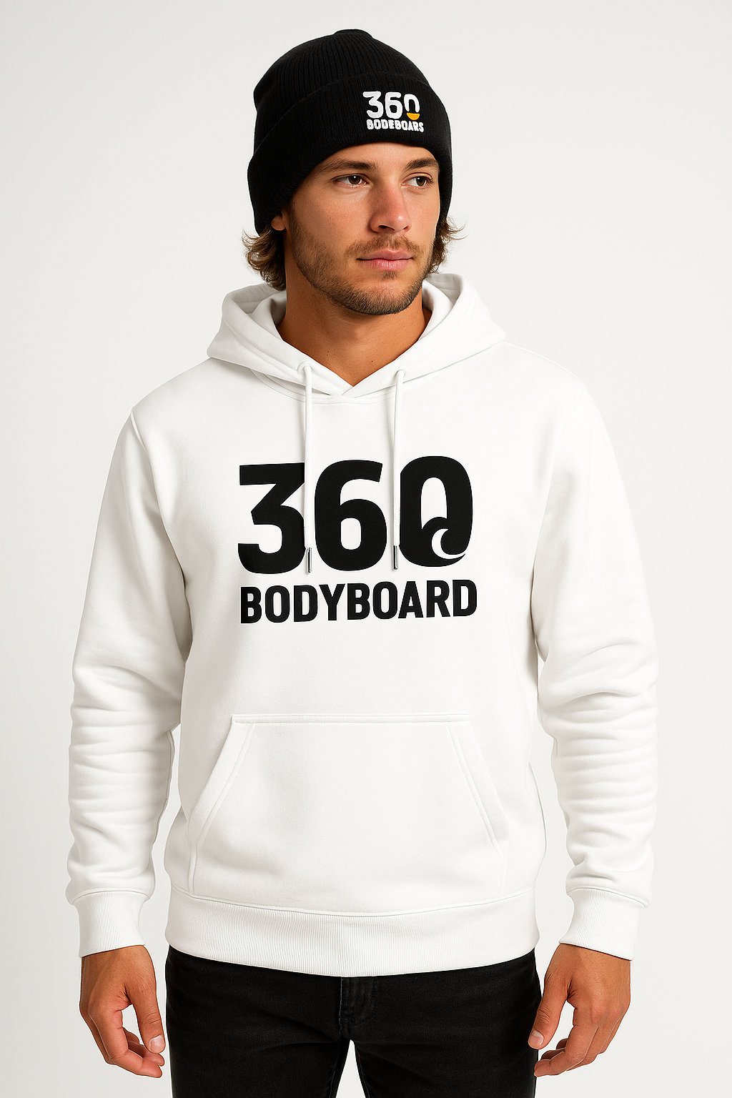 Homem vestindo um moletom branco com capuz e um gorro preto, ambos com o logotipo "360 Bodyboard".