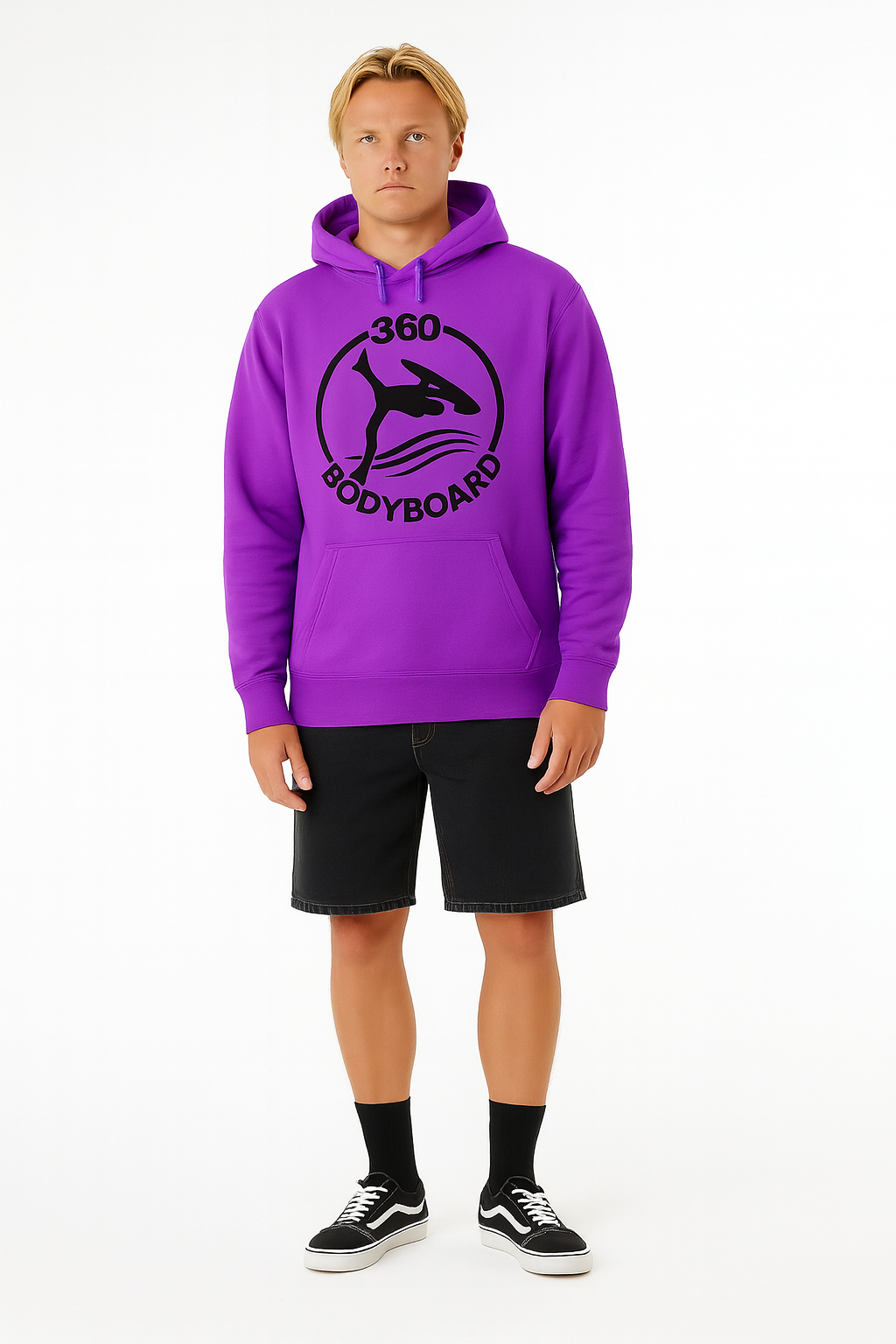 Homem com moletom branco com logo, bermuda preta, meias pretas e tênis. Ambiente de estúdio.