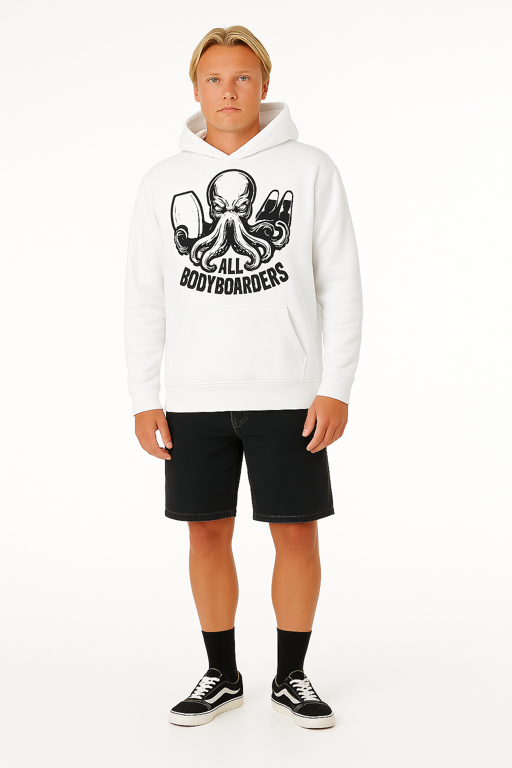 Pessoa vestindo um moletom cinza com capuz e shorts pretos. O moletom tem uma estampa de polvo. Usa meias e sapatos pretos.