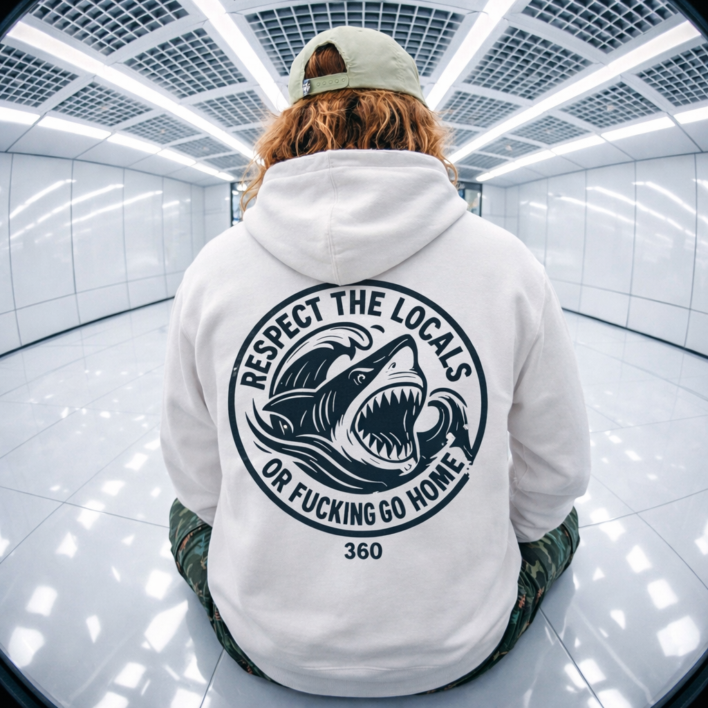 Pessoa vestindo um moletom branco com estampa de tubarão, sentada em um barco; a frase 