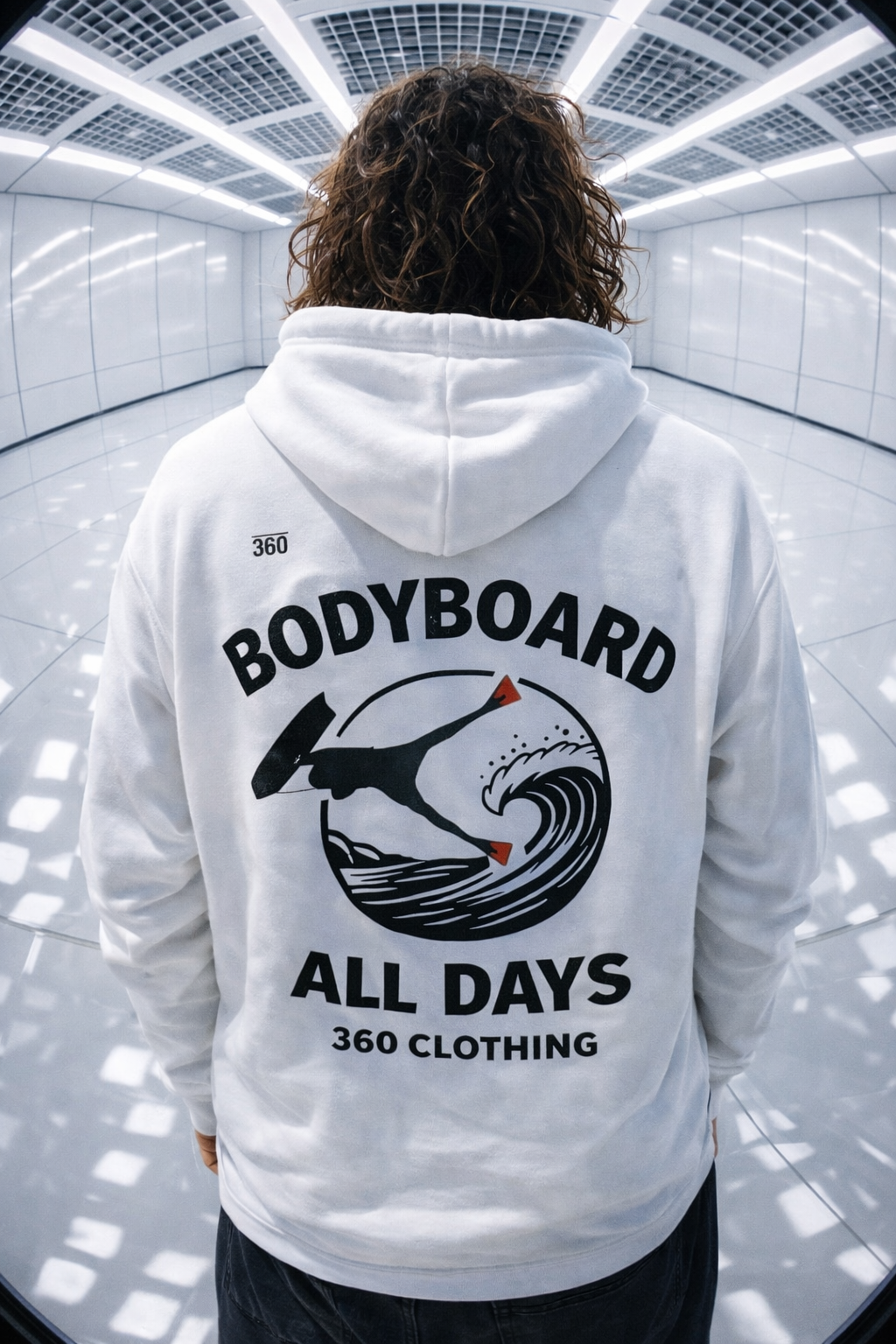 Pessoa vestindo um moletom branco com a inscrição 