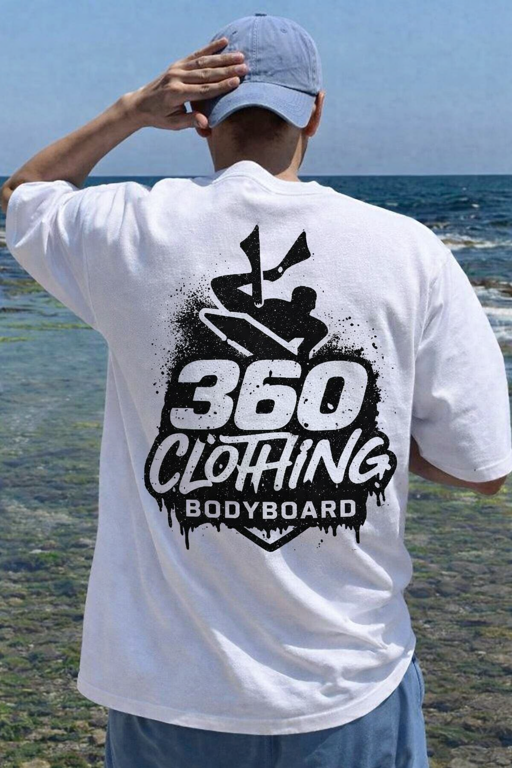 Homem vestindo uma camiseta branca com o logotipo 