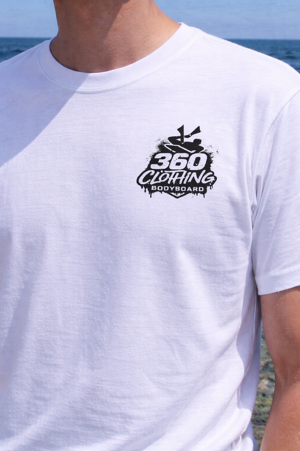 Homem vestindo uma camiseta branca com o logotipo 