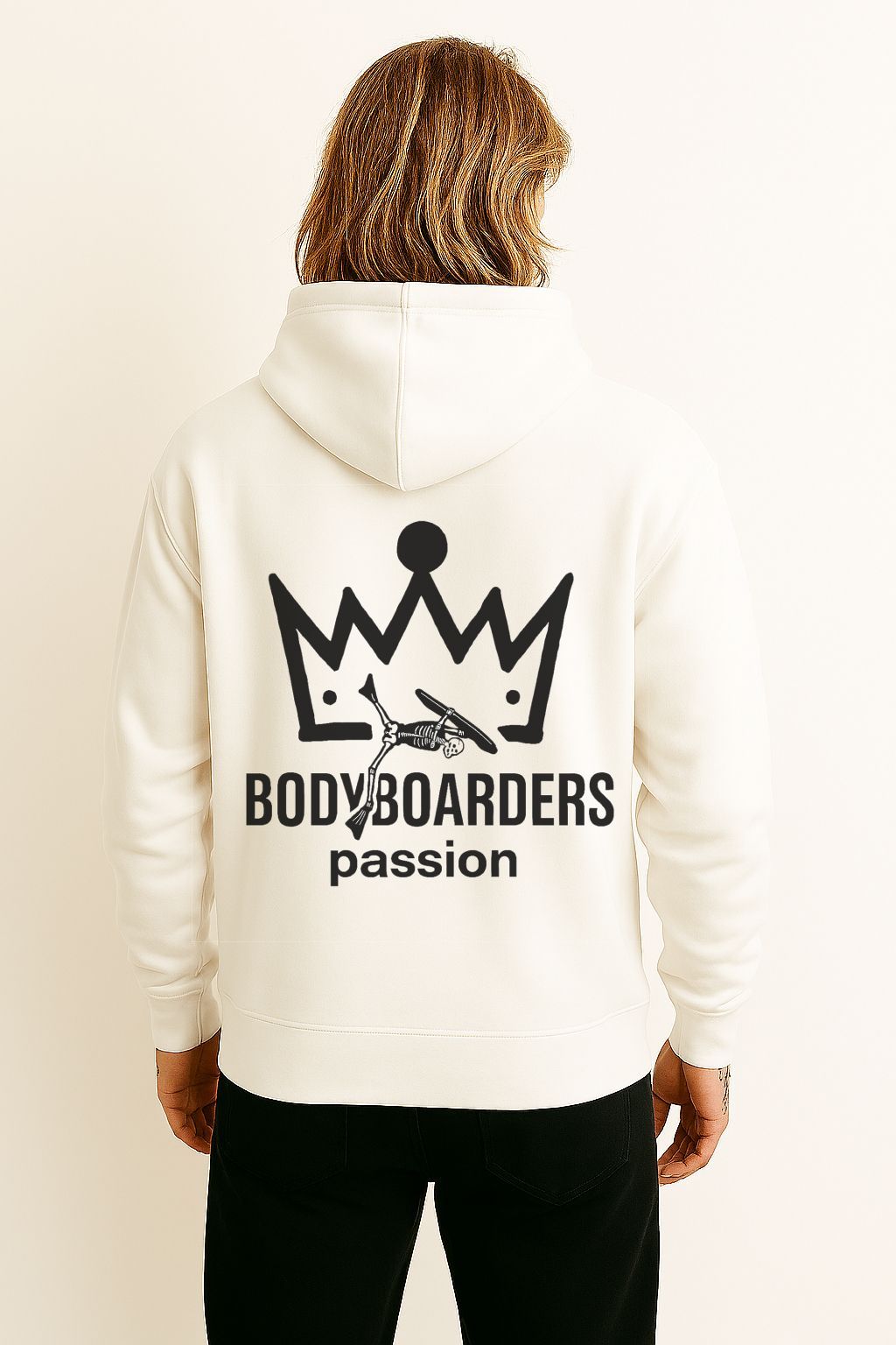 Homem vestindo um moletom creme com uma coroa preta e texto nas costas que diz "BODYBOARDERS passion".