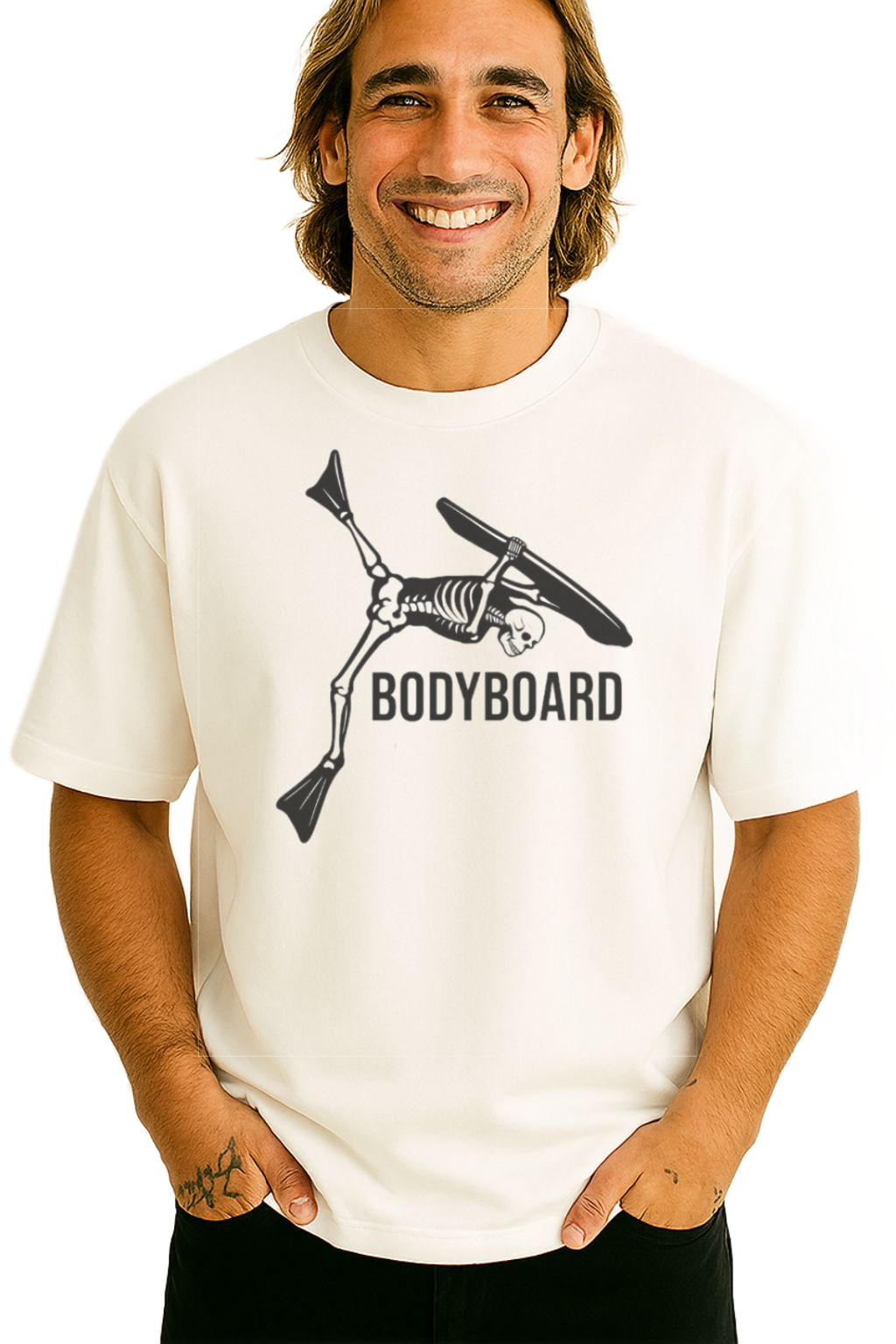 Homem com camiseta com desenho de bodyboard de esqueleto.