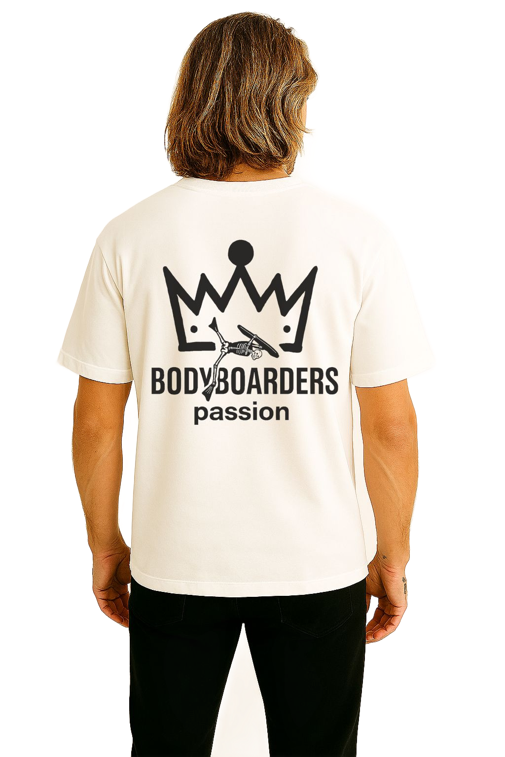 Homem vestindo uma camiseta branca com uma coroa e o logotipo "Bodyboarders passion" nas costas.