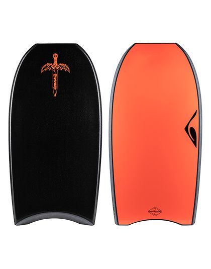 Pranchas de bodyboard pretas e laranjas com cores contrastantes na parte superior e inferior, uma delas com um emblema de espada.