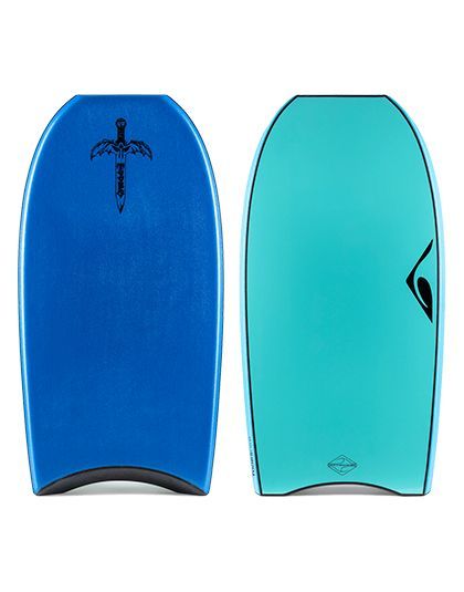 Pranchas de bodyboard pretas e laranjas com cores contrastantes na parte superior e inferior, uma delas com um emblema de espada.