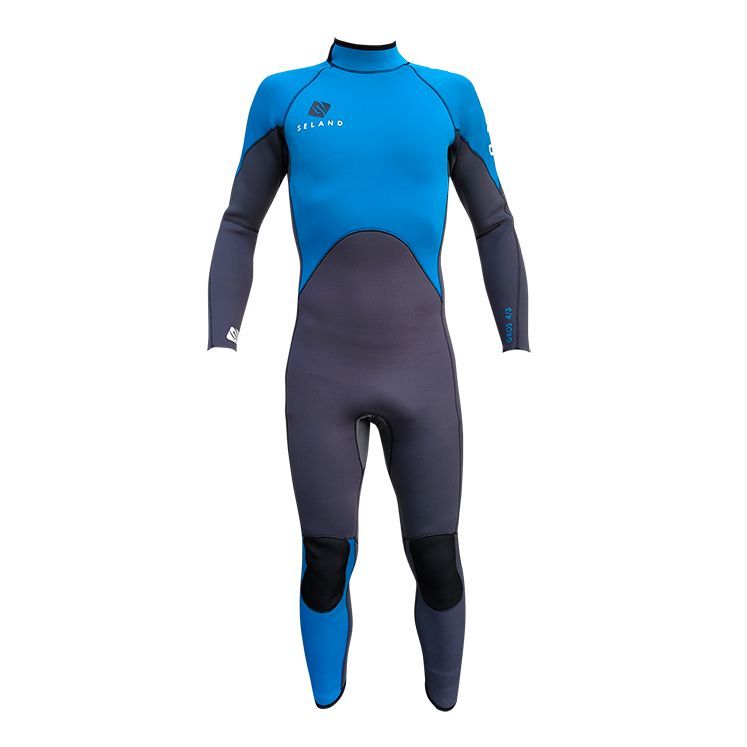 Roupa de mergulho azul e cinza, mangas e pernas compridas, joelheiras pretas.