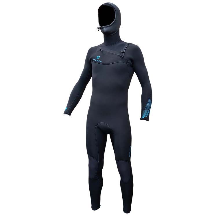 Uma pessoa veste uma roupa de mergulho preta com capuz e detalhes azuis nos braços.