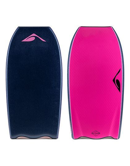 Duas pranchas de bodyboard: uma azul marinho com logo rosa e outra rosa com logo preto.