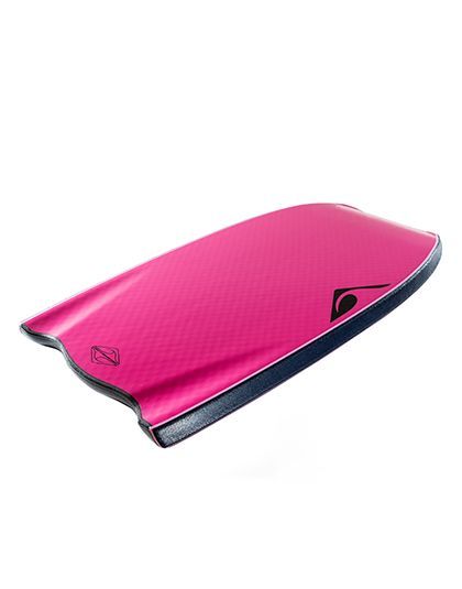 Duas pranchas de bodyboard: uma azul marinho com logo rosa e outra rosa com logo preto.