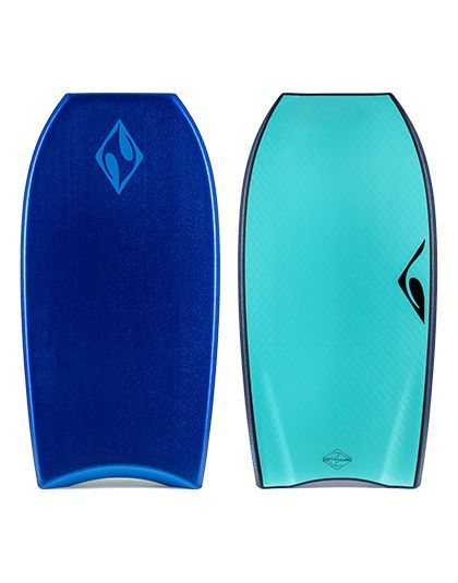 Duas pranchas de bodyboard: uma azul e uma verde-água. Cada uma tem um logotipo na parte superior.