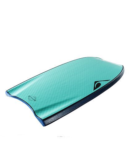 Duas pranchas de bodyboard: uma azul e uma verde-água. Cada uma tem um logotipo na parte superior.