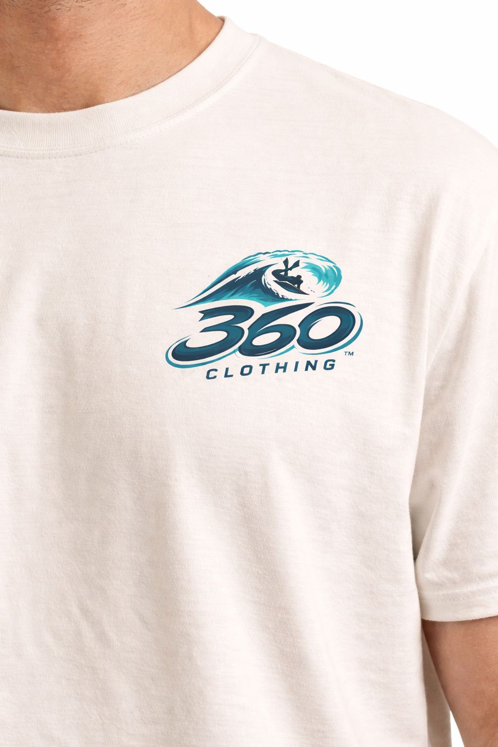 Camiseta cor creme com uma onda azul e o logotipo da 360 Clothing nas costas.