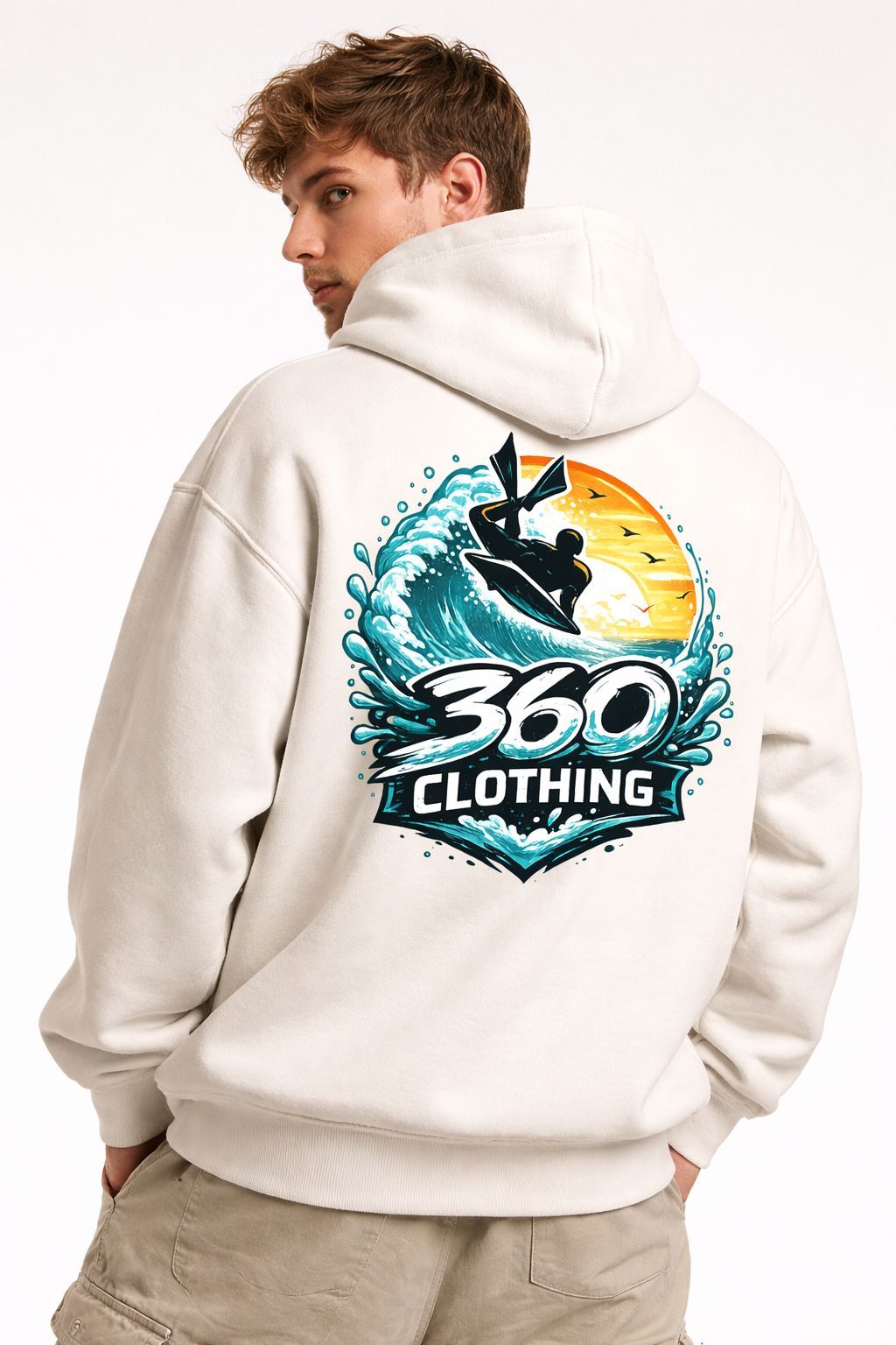 Menino vestindo moletom preto com estampa 