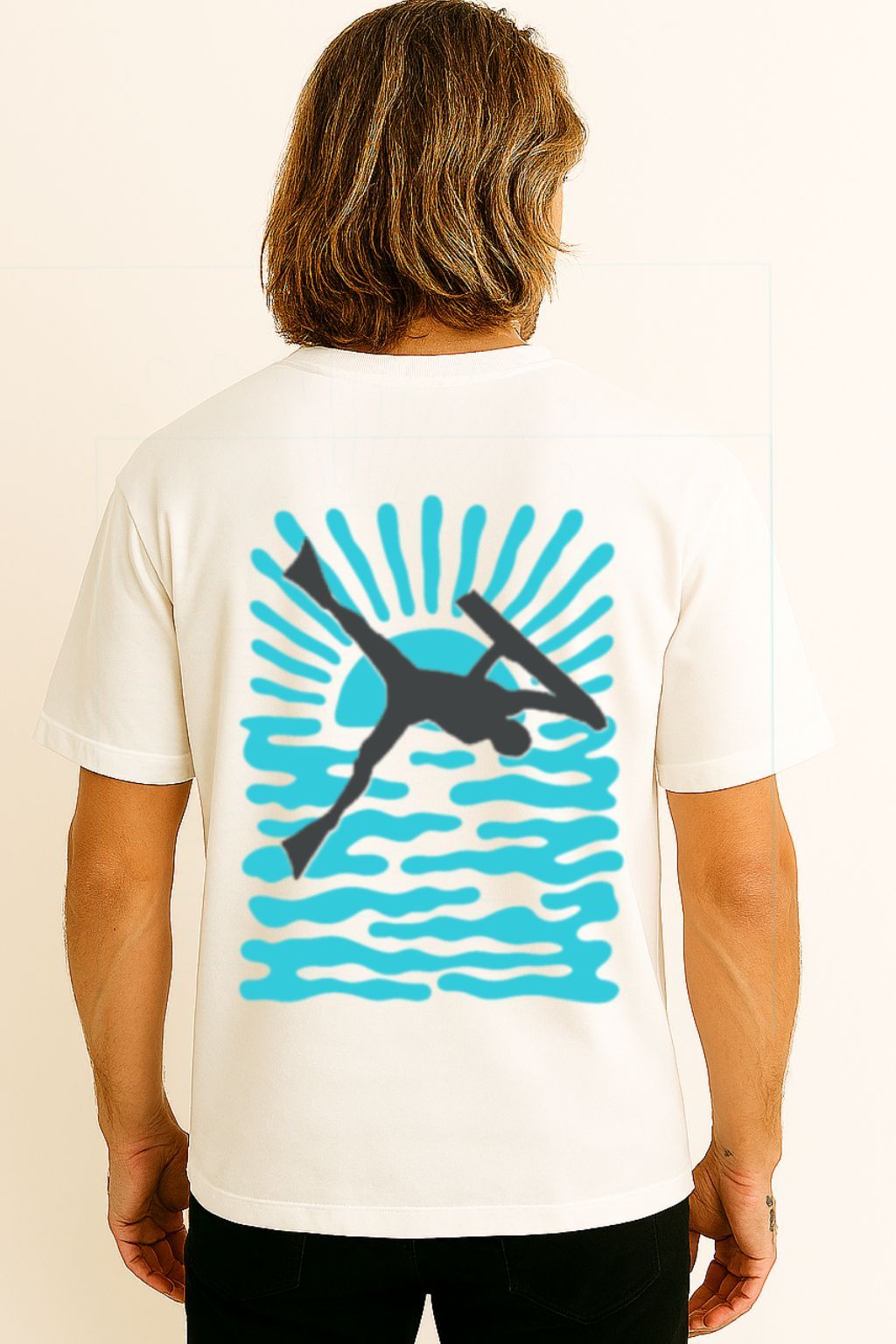 Homem vestindo uma camiseta branca com a silhueta de um mergulhador sobre água azul e raios de sol.