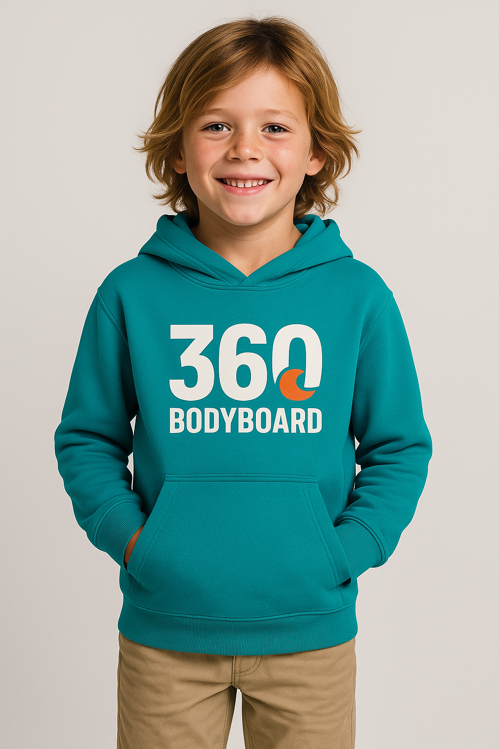Menino com moletom azul-petróleo com o logotipo "360 bodyboard" sorrindo, com as mãos no bolso.