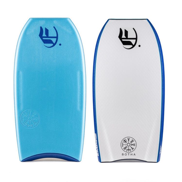 Duas pranchas de bodyboard azuis e brancas com logotipos, lado a lado.empite
