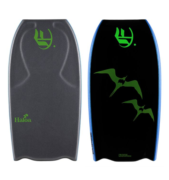 Duas bodyboards: cinza com logotipo verde, preta com detalhes em azul e gráfico de pássaro.