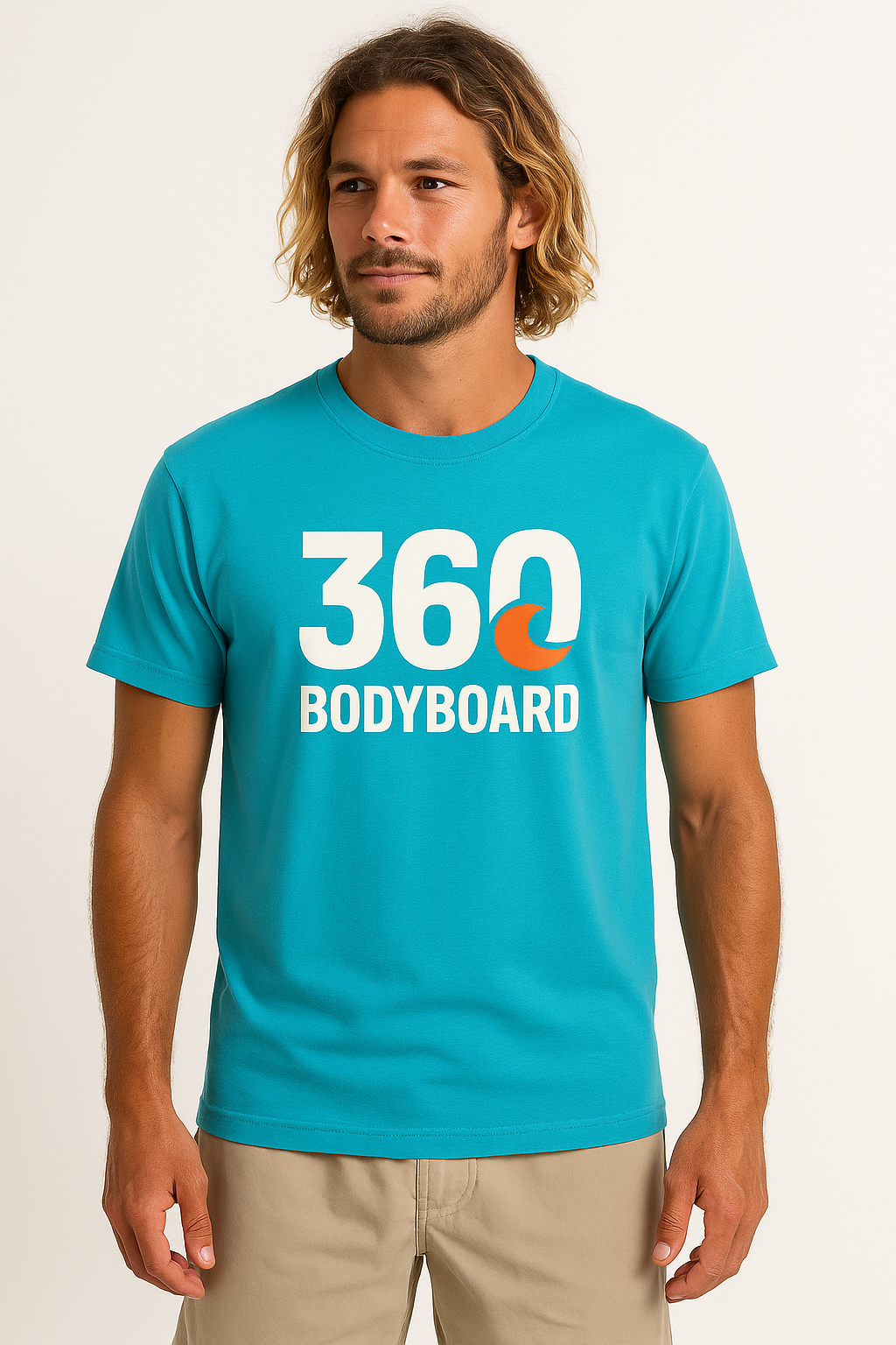 Homem vestindo uma camiseta azul-petróleo com “360 BODYBOARD” em texto branco e shorts marrons.